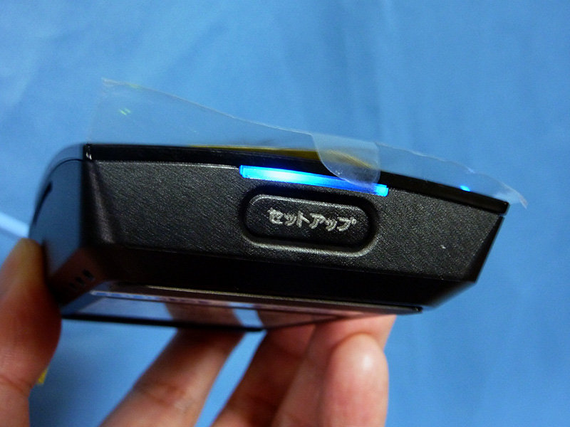 WPSのボタンは本体の側面に用意されている。押して設定を開始すると青いLEDが点灯する