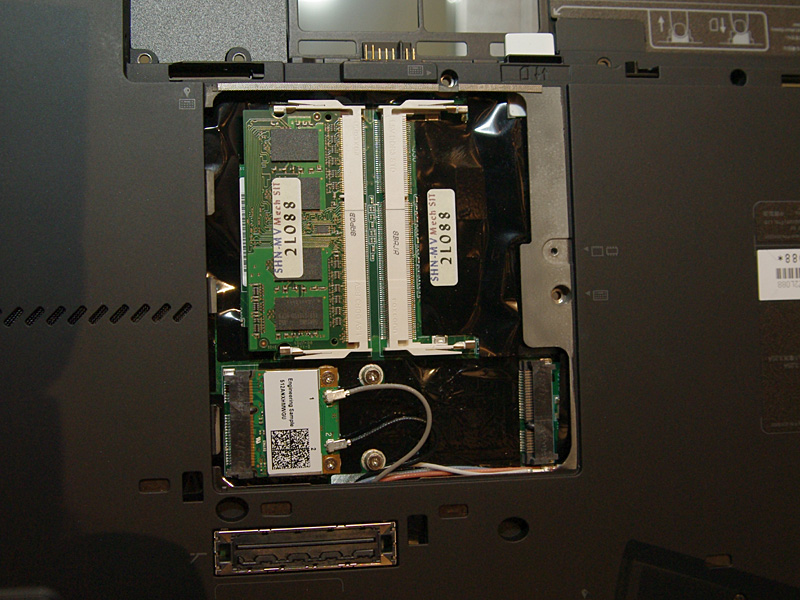 WiMAX内蔵モデルではハーフミニカード型を本体底面に搭載する