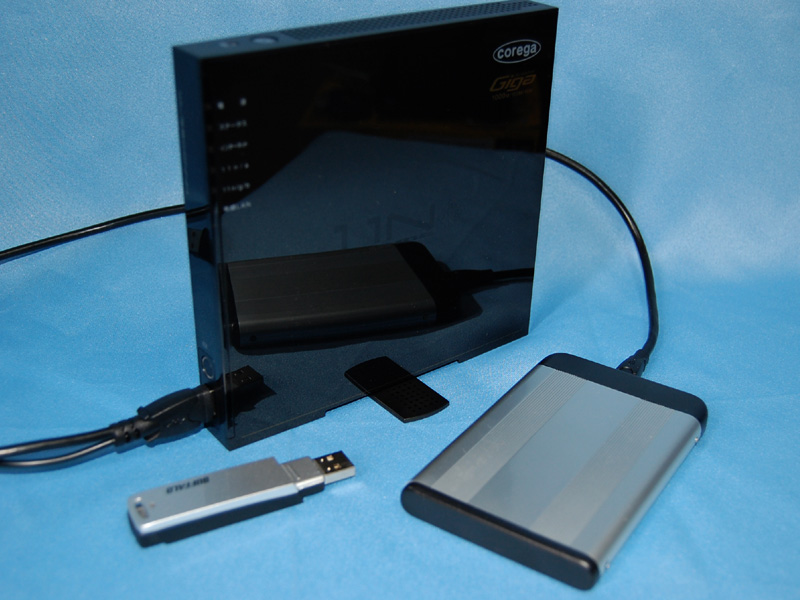 USBメモリやUSB接続型のHDDを接続してファイル共有やメディア共有が可能。プリンタなどストレージ以外の機器は利用できない