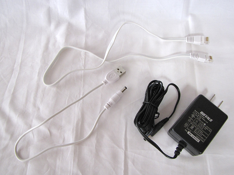小型ACアダプタ、USB給電ケーブル、LANケーブルなどが付属する