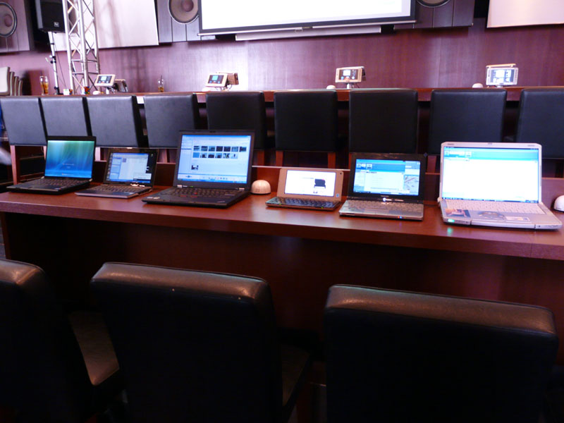 会場には使用したモバイルWiMAX内蔵ノートPCが並べられた