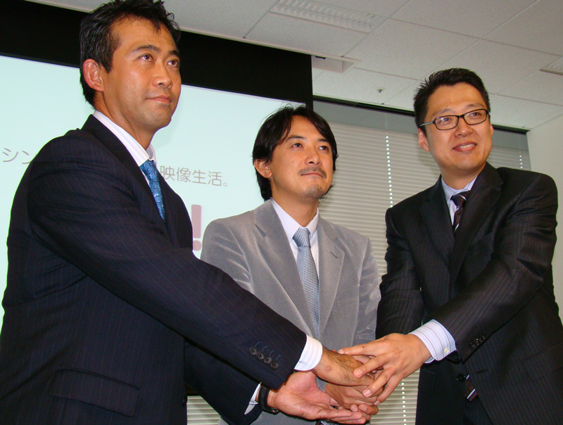 （左から）ワーナー・ブラザース テレビジョンの小田充日本代表、GyaOの川邊健太郎代表取締役社長、マイクロソフトの大場章弘執行役デベロッパー＆プラットフォーム統括本部長