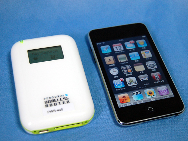 iPod touchとの比較。幅はほぼ同じ。厚さはあるが、高さは小さい