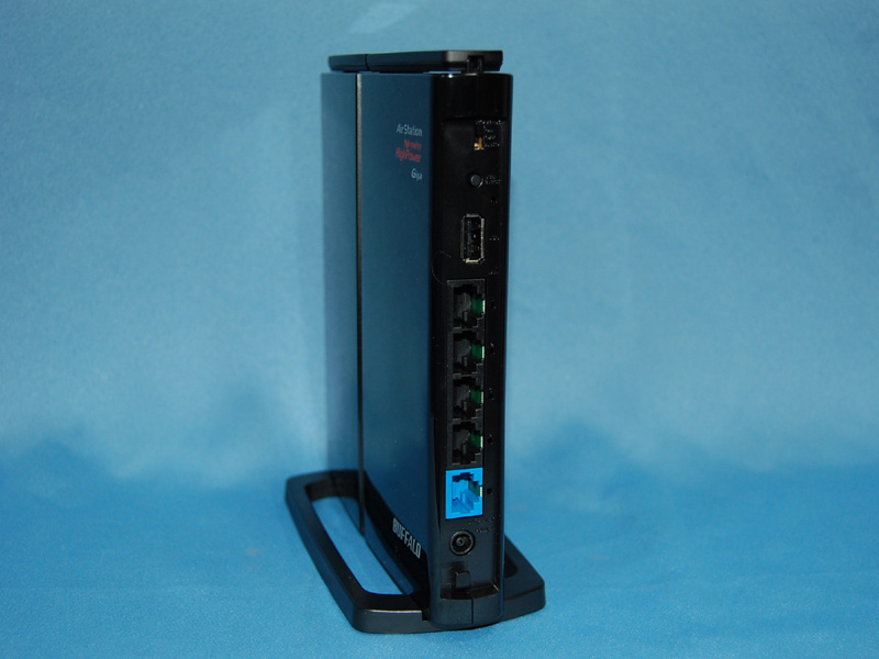 側面にはギガビットイーサネット対応のWAN/LANポートに加え、USBポートを搭載する