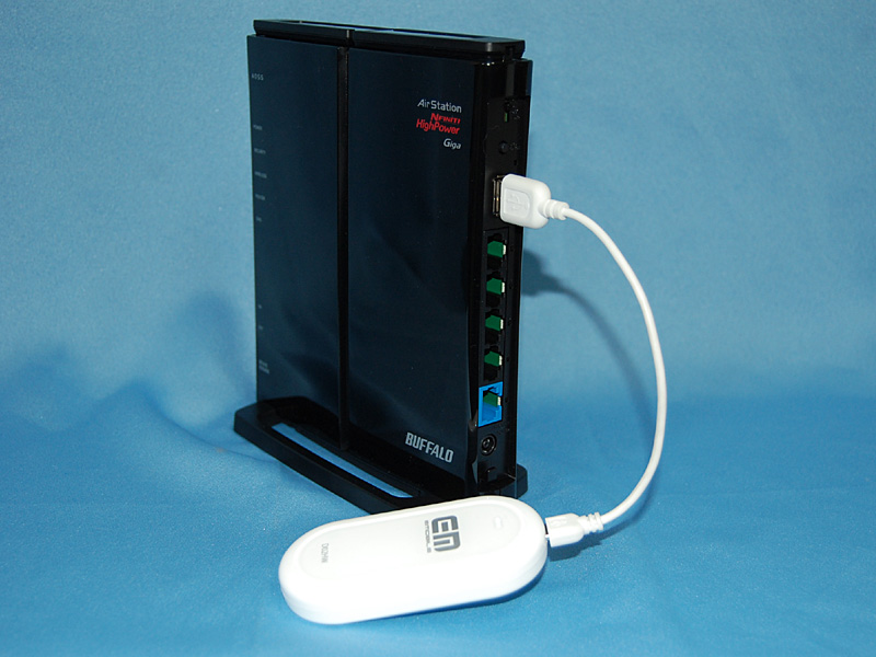 背面のUSBポートにデータ通信アダプタを装着可能。モバイルブロードバンドによるインターネット接続を無線LAN経由で共有できる
