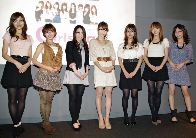 Girlslogのメンバー。眼鏡店「JINS」とのコラボにより眼鏡を着用