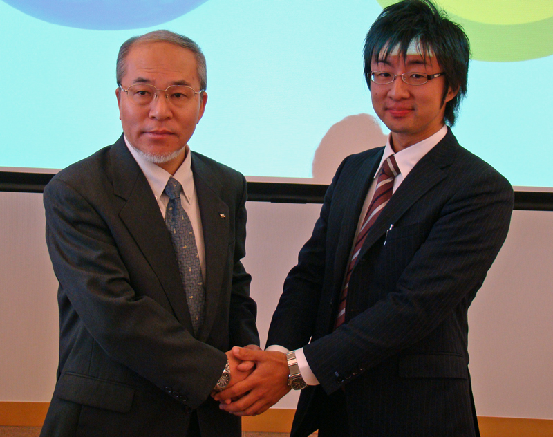 NECビッグローブの飯塚久夫代表取締役執行役員社長（左）と、株式会社マイファームの西辻一真代表取締役（右）