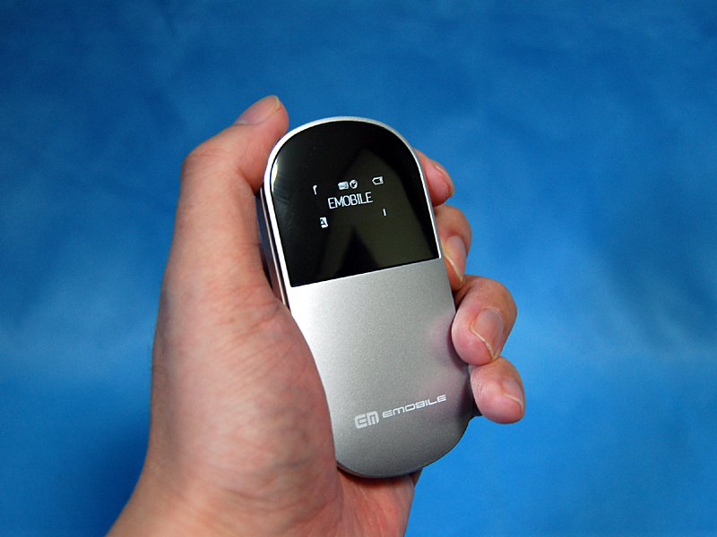 イー・モバイルの「Pocket WiFi（D25HW）」。非常に質感の高いデザインだ