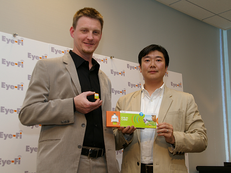 （左から）米Eye-FiのJef Holove CEOと、アイファイジャパン代表の田中大祐氏