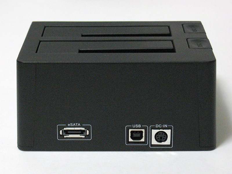 背面にはPC接続用のeSATA/USBポートと電源コネクタを装備