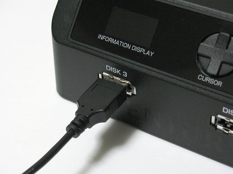 1つのコネクタで、eSATA/USBのいずれにも対応する