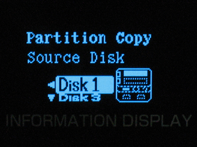 コピー元のHDDを選択する。DISK1もしくはDISK3から選択可能。液晶でディスクの位置が表示されるのでわかりやすい