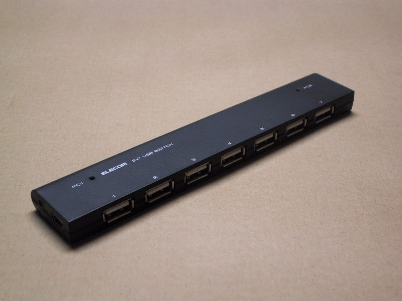 本体のサイズは164.5×30×11.5mm（幅×奥行×高）。USBポートを横1列に並べることでスリムなスティック状のデザインを実現している