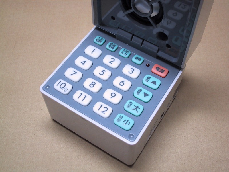 テレビリモコン用のボタンは全部で21個。数字ボタンは幅が14mmもある。シリコンラバー風のソフトな手触りだ
