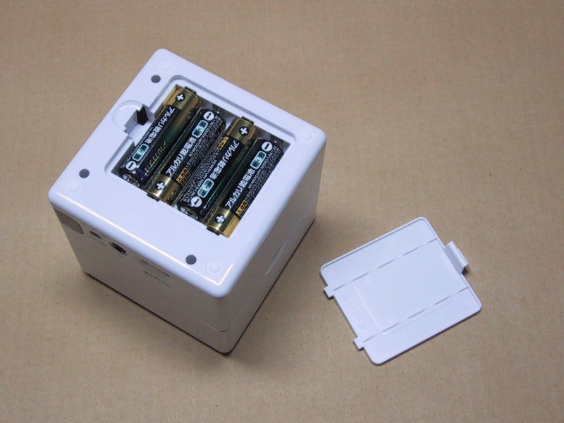 電源は単3形アルカリ乾電池4本。スピーカーを使用せず、赤外線リモコンとしての利用であれば右側2本だけで動作する