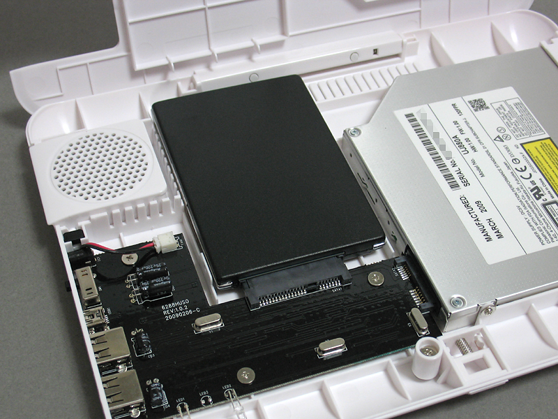 中央のスペースには2.5インチのHDDもしくはMLCタイプのSSDを搭載することができる。SATAコネクタでつながっているだけなので、やや不安定