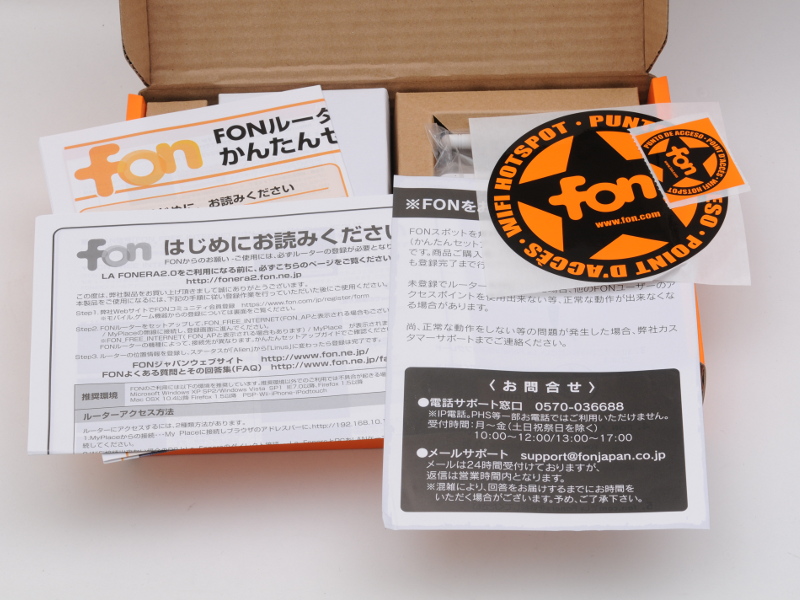 箱の中にも日本語の説明書きが。ただし紙一枚のものが3タイプ。ステッカーは標準装備
