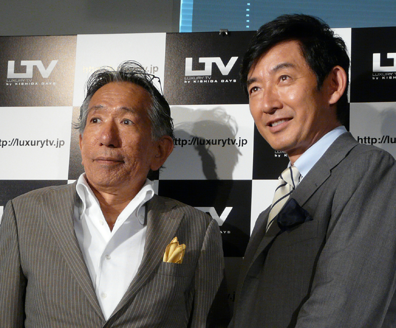 同日行われた発表会で登壇した「LUXURY TV」制作プロデューサーの岸田一郎氏とタレントの石田純一
