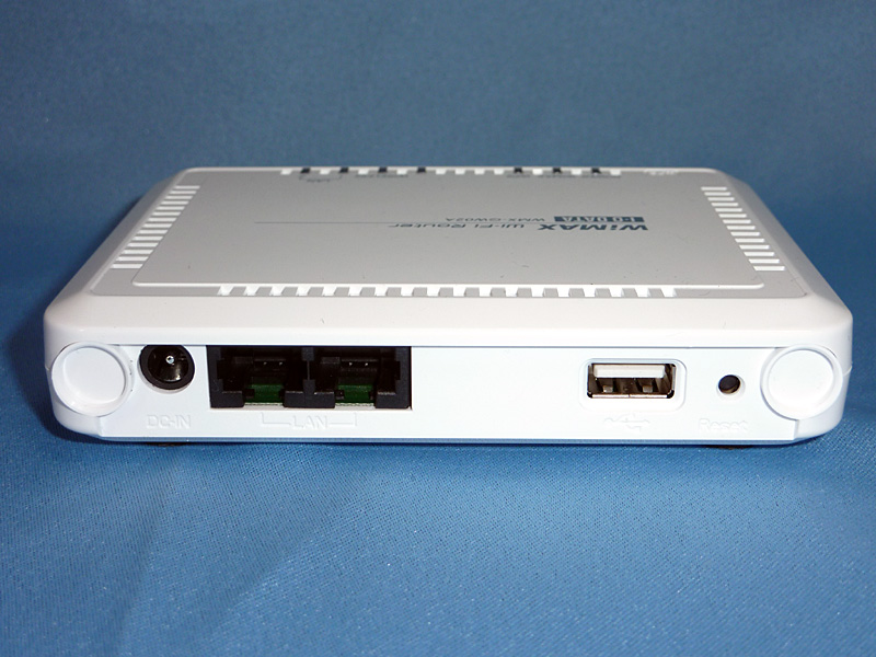 背面にはLANポート（10BASE-T/100BASE-TX）×2と、WMX-U01を装着するUSBポートを搭載