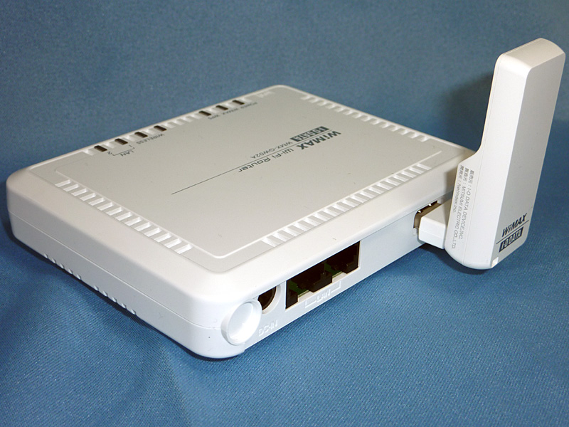 USBポートにWMX-U01を装着したところ。これにより、WiMAXをWAN回線として利用できる