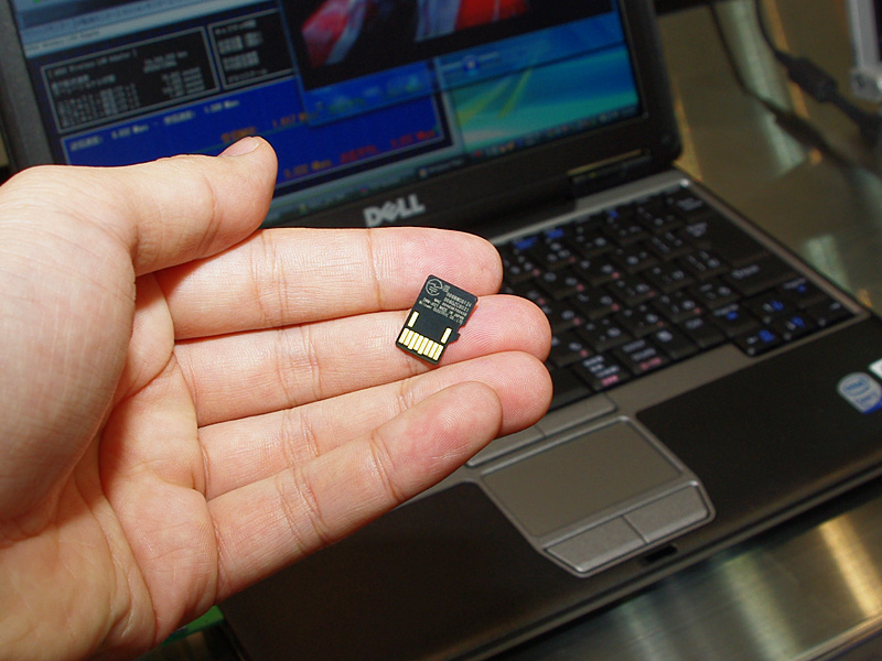 microSD無線LANカード（写真はミツミ製）