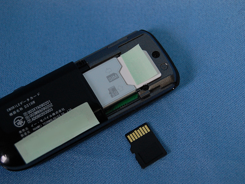 microSDHCカードを装着して利用することもできる