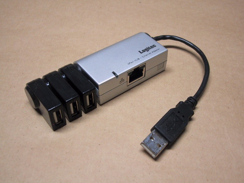 ロジテックのLAN-TX/U2H3シリーズ。3ポートUSBハブを内蔵したUSB接続型の有線LANアダプタだ。直販サイトの価格は2980円で、シルバーとブラックの2色を用意する