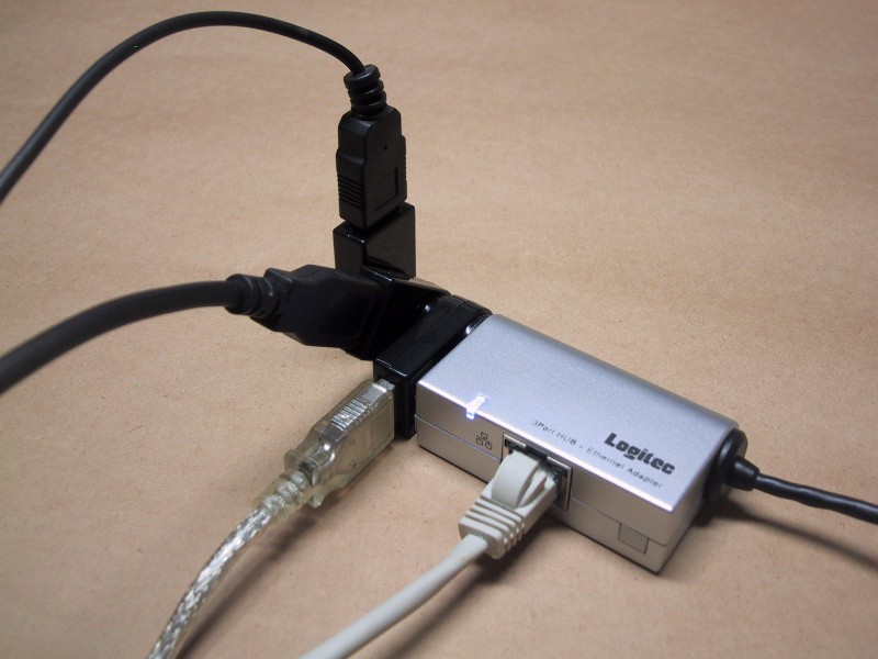 USBポートの回転には軽い抵抗感があり、自由な角度に調整することができる。ケーブル程度の重量なら支えは不要だ