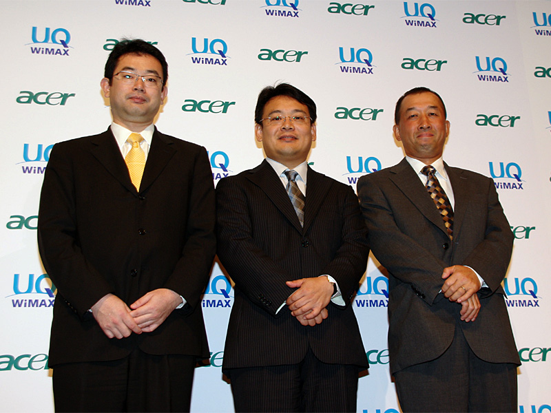 （左から）UQ Comの坂口氏、日本エイサーのセン氏、インテルの板越氏