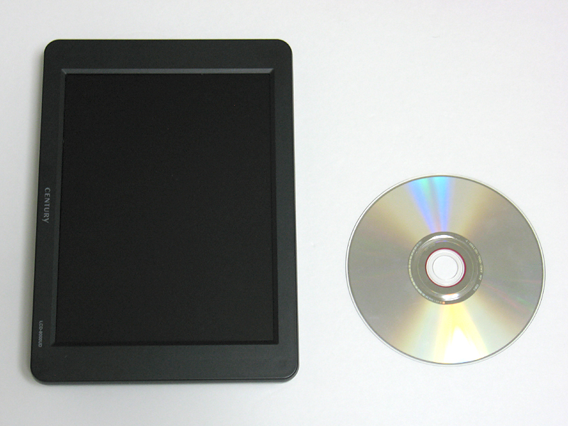 CD-ROMとのサイズ比較。ほぼA5サイズで重量は518g