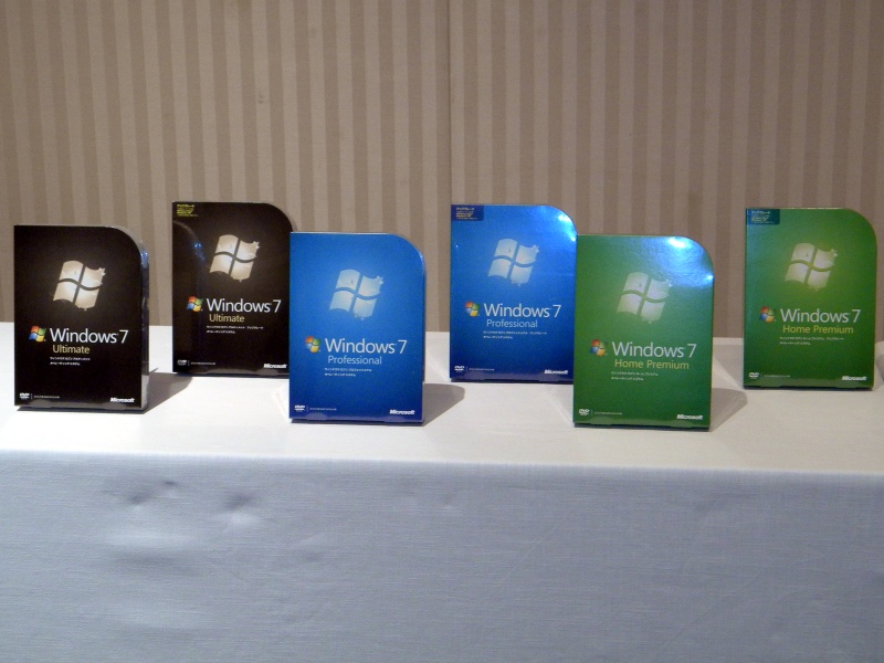 「Windows 7」のパッケージ。左から「Ultimate」「Professional」「Home Premium」の各製品
