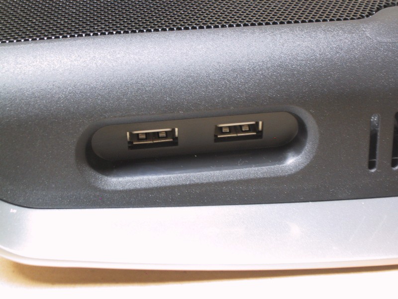 内蔵USBハブのポートは後面の左右端に計3つ。ファンやタッチパネルが電力を消費するため、バスパワーの使用には注意が必要だ