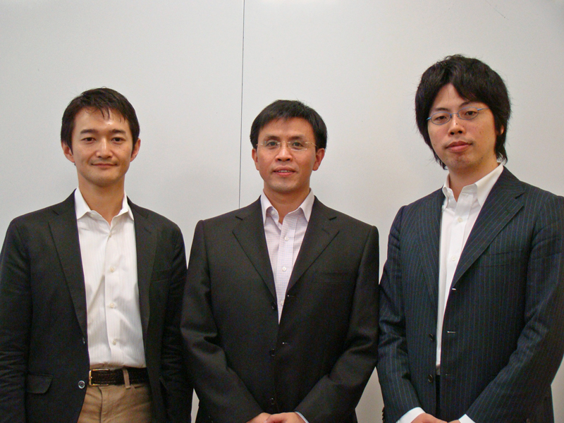 （左から）Rekoo Japanの小野裕史代表取締役、Rekoo Mediaのリュー・パトリックCEO、ミクシィの笠原健治代表取締役社長