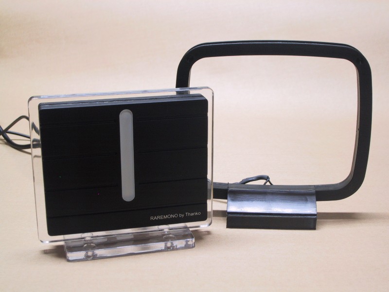 サンコーの「USB短波/AM/FMラジオ」。外部接続式のループアンテナも付属する。直販サイトでの購入価格は4980円